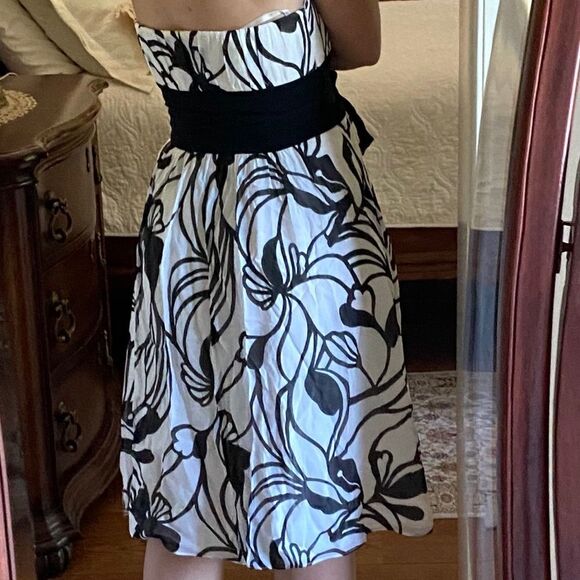 Black and White printed dress with attached belt - Picture 3 of 6